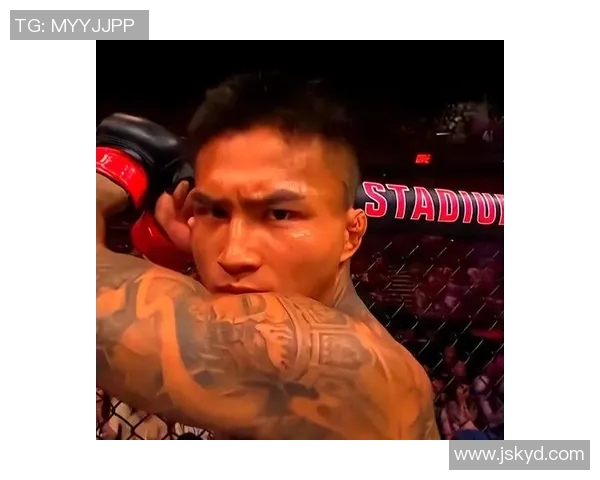 足球明星挑战拳击赛场展现全新魅力与运动精神的精彩视频